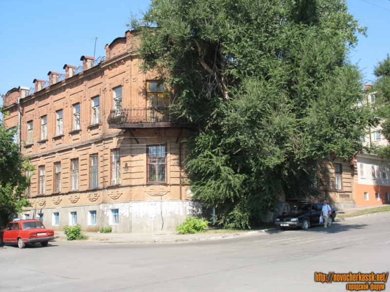 Новочеркасск: Дом на углу Красного спуска и Александровской улицы