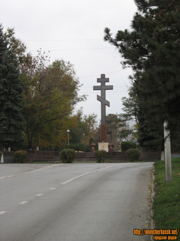 Новочеркасск: Крест на площади Троицкой