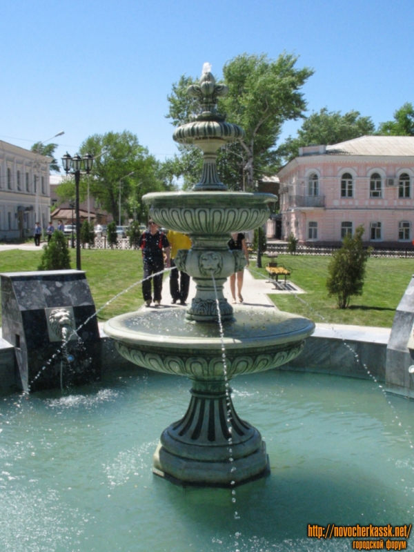 Новочеркасск: Фонтан в сквере перед Атаманским дворцом