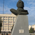 Памятник Юрию Гагарину, почетному гражданину Новочеркасска, перед гостиницей Новочеркасск