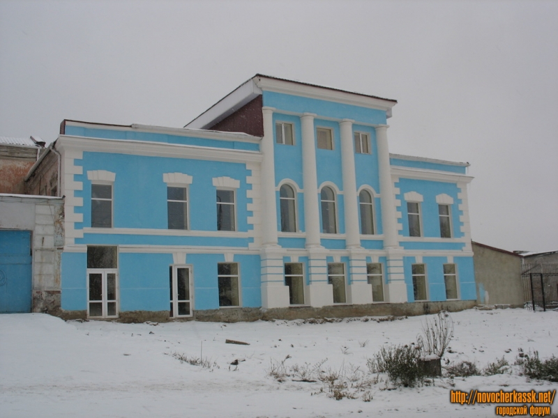 Новочеркасск: Одно из зданий Станкозавода, спуск Ермака