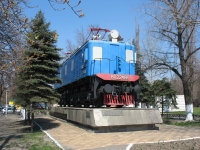 Первый электровоз, изготовленный на НЭВЗе, установлен 27 апреля 1986 года в честь 50-летия завода