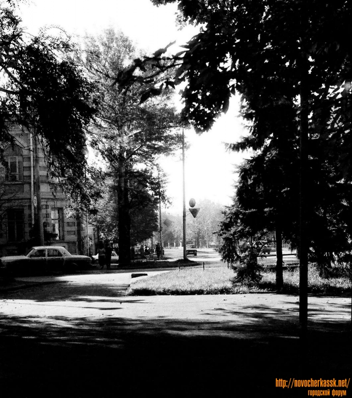 Новочеркасск: Вид на ул. Московскую от пл. Троицкой. 11 октября 1990 г