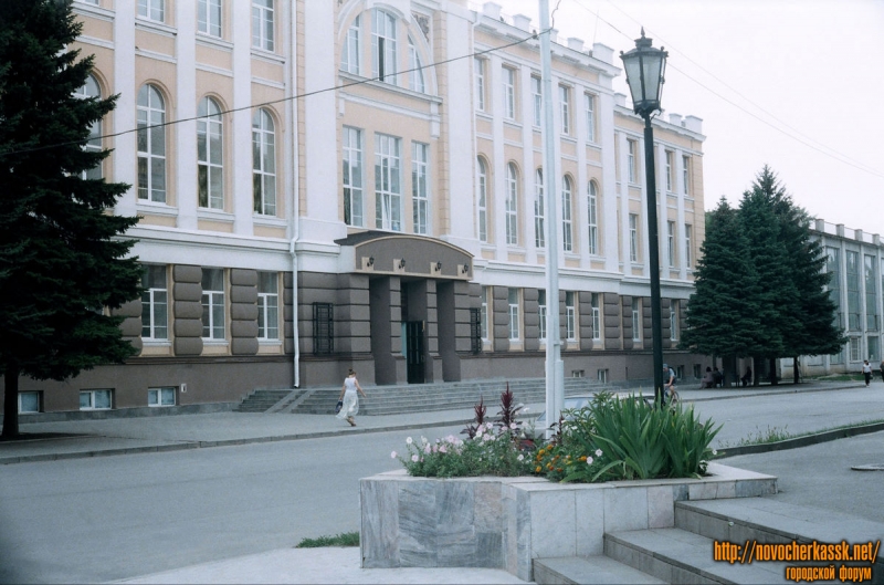 Новочеркасск: Драмтеатр. Ул. Атаманская. 25 августа 2004 г.