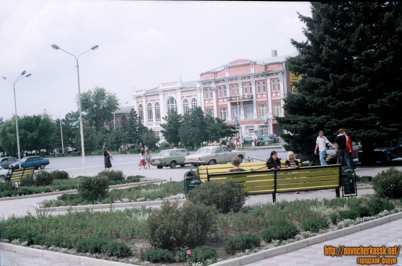 Новочеркасск: Платовский. Перед МакДональдсом. 25 августа 2004 г.