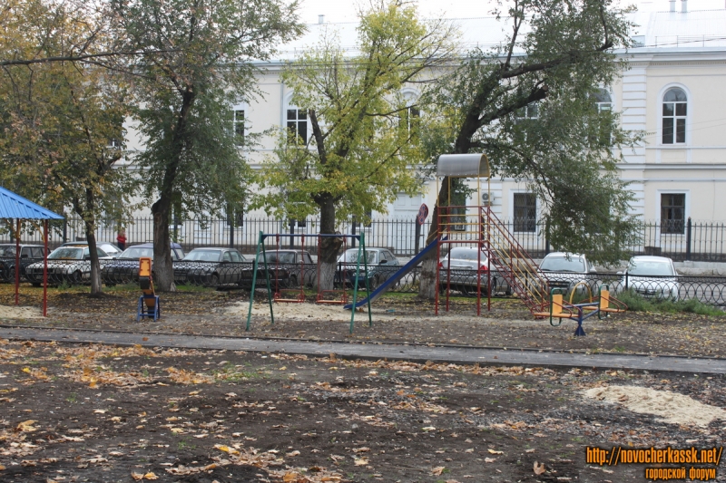 Новочеркасск: Детская площадка на площади Павлова