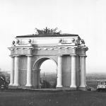 Триумфальная арка на спуске Герцена