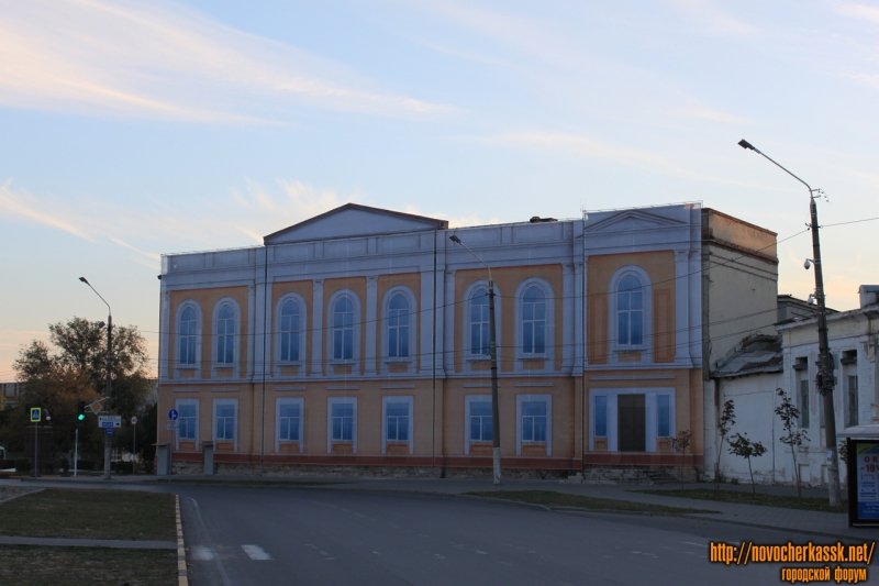 Новочеркасск: Площадь Ермака. Здание дворянского собрания. Закрыто баннером к семинару по благоустройству