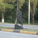 Памятник казаку вдоль рощи на проспекте Баклановском