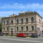 Здание на углу площади Троицкой и Московской