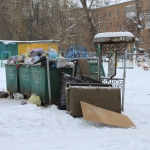 Соцгород. Табличка для объявлений и мусорные баки