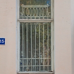 Окно и решетка на улице Красноармейской, 15