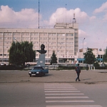 Гостиница «Новочеркасск» (построена в 1977 году) и памятник Ю. А. Гагарину (1982 год, скульптор В. Долманов)