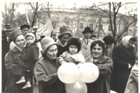 Группа жителей Новочеркасска на пр. Ермака во время ноябрьской демонстрации. 1960е