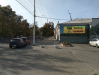 Вазоны для ограничения парковки на тротуаре на пр. Баклановском
