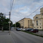 Вид в сторону ул. Пушкинской с пер. Галины Петровой вдоль улицы Троицкой. Отремонтированный лабораторный корпус